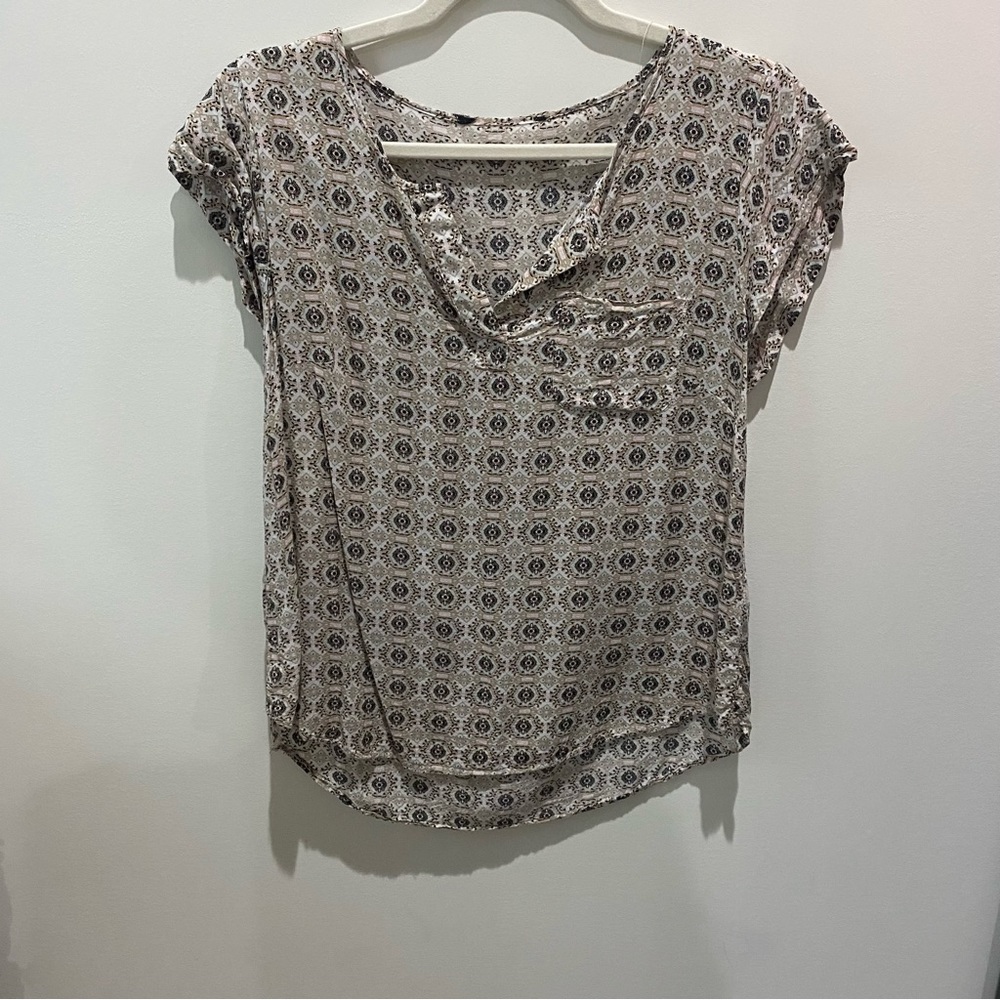 Short sleeve patterned top